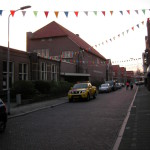 De oude r.k- school aan de Oranje Nassaustraat, die nu volop versierd is. 