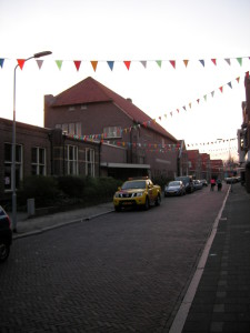 De oude r.k- school aan de Oranje Nassaustraat, die nu volop versierd is. 