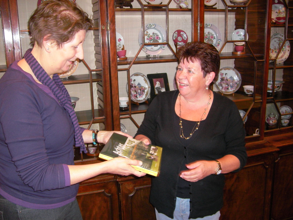 Lia Spitters overhandigt het boek aan Marianne de Kok