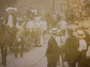 Uitbundige viering van het onafhankelijkheidsfeest in 1913 in Monster. 