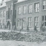 Foto uit het boekje 50 jaar KBO Kwintsheul van de schade na de bominslag in het geboouw van de  Mariastichting in de Heulse Kerkstraat 