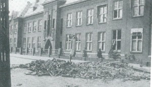 Foto uit het boekje 50 jaar KBO Kwintsheul van de schade na de bominslag in het geboouw van de  Mariastichting in de Heulse Kerkstraat 