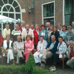 De reunisten van de Petrusschool in Honselersdijk, die vrijdag 5 juni Toos Makkes graag in hun midden zien. 