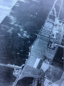 RAF-foto, waarop te zien is hoe rechts van de Zweth (in het midden) alles onder water stond. Klik erop om foto te vergroten. 