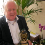 Aroe Bpekestijn is terecht trots op de trofee die hij van prinses Gracia ontving