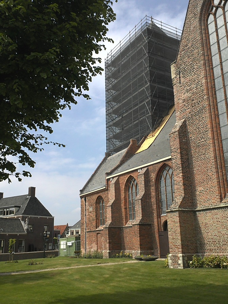 De zuidelijke gevel van de Ouder Kerk met de toren in de steigers. 