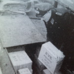 Een agent inspecteert de zending meel bestemd voor het wittebrood. 