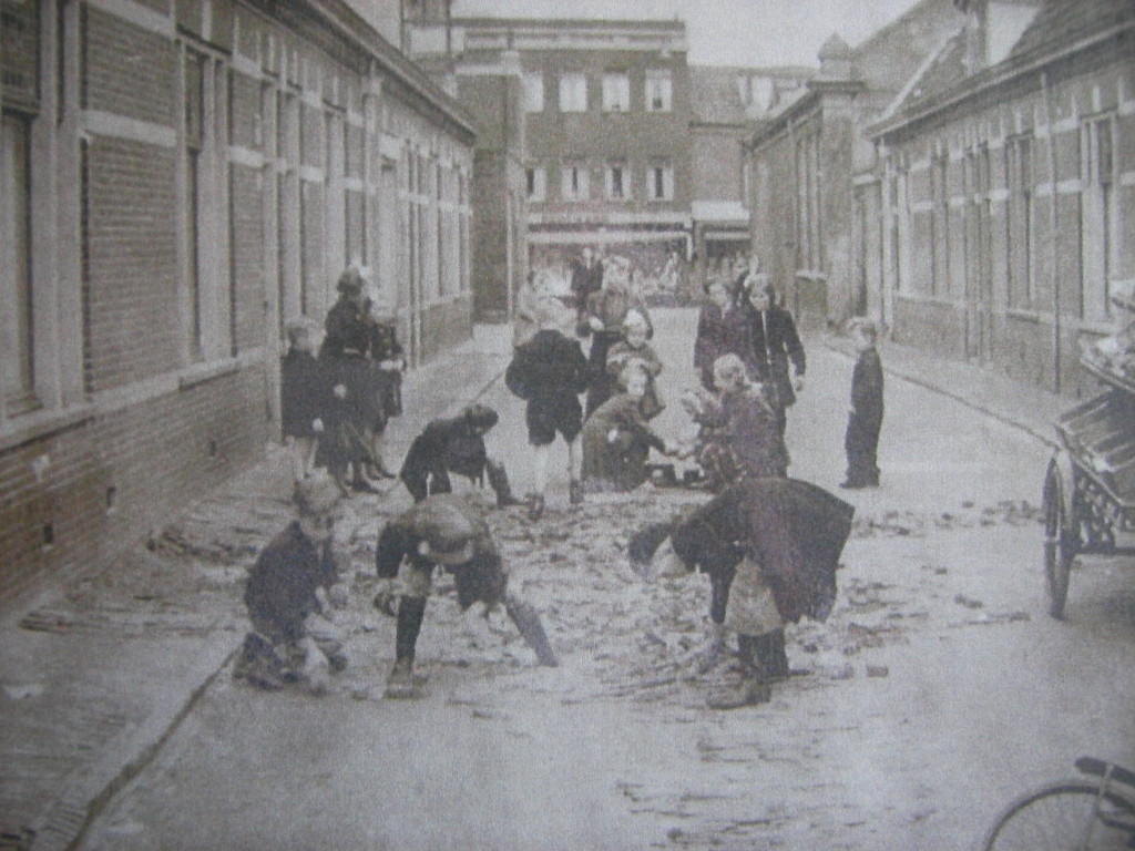 De opgebroken Martinus Dorpiusstraat met spelende kinderen 