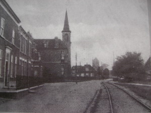 Zo naderde de tram vanuit Den Haag het dorp Monster langs de kerk door de Choorstraat.
